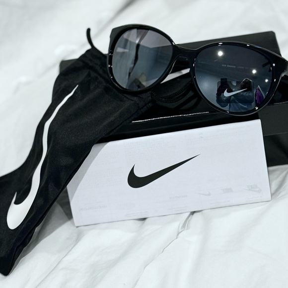 NEW NIKE Essence black mirror women’s sunglasses main image 5